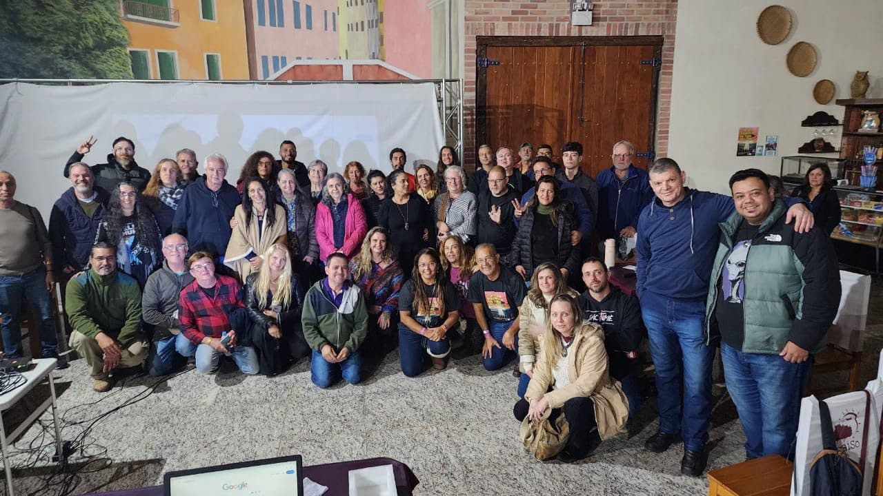 Foto de grupo com dezenas de participantes de um encontro