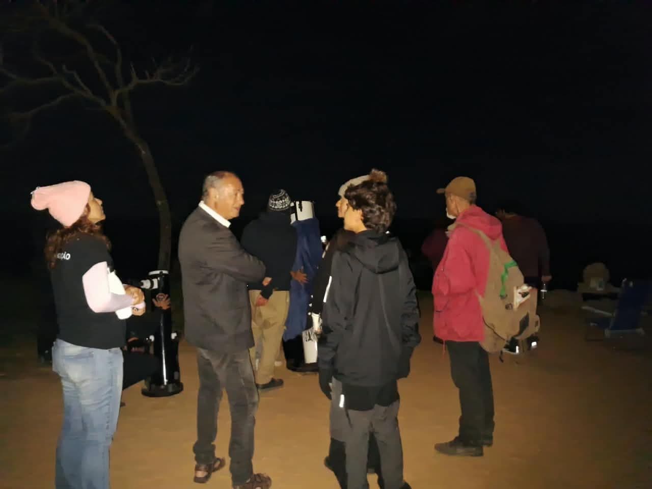 Participantes conversando no platô durante a vigília