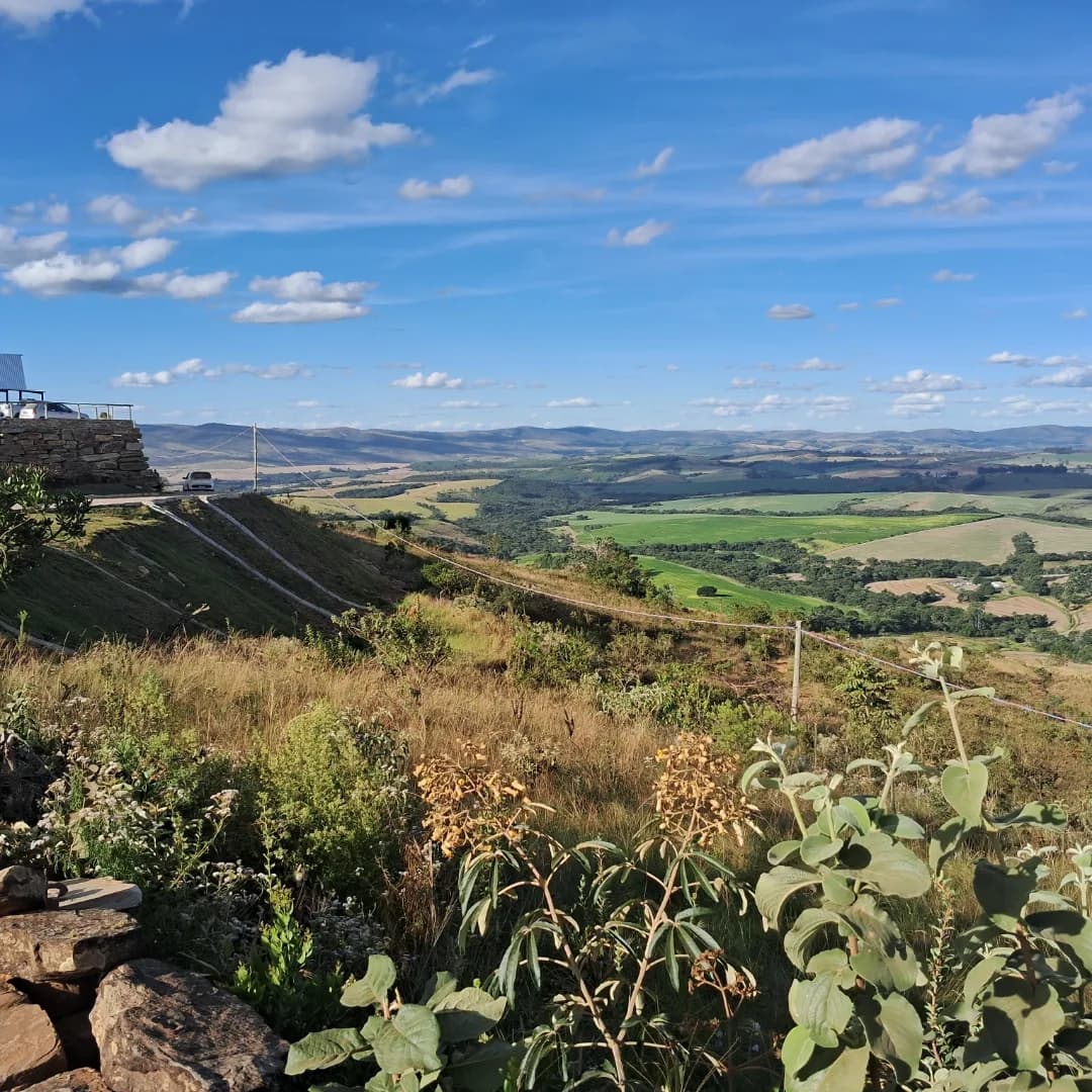 Vista panorâmica do sítio, com o vale e as montanhas de São Thomé das Letras ao fundo